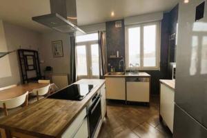 ル・トレポールにあるVilla l'écluseのテーブルとカウンタートップのあるキッチン