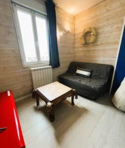 ル・トレポールにあるVilla l'écluseのソファとテーブルと窓のある部屋