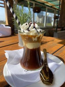un batido de chocolate con nata montada y una cuchara en Whg 4 Willkommen in unserer gemütlichen Ferienwohnung an der Ostsee!, en Scharbeutz