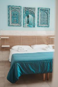 un letto in una camera di colore blu e bianco di Dimora Mariù - Casa Vacanze a Taranto