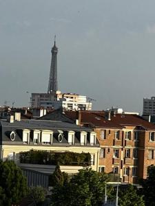 una vista de un edificio con una torre en el fondo en Studio Socrate, en Montrouge