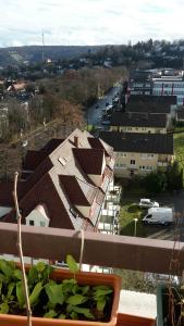 uma varanda com vista para um edifício em Otthonos Szállás em Stuttgart