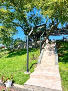 een trap in een park met een boom bij Casa Quincho ROMA in Salta