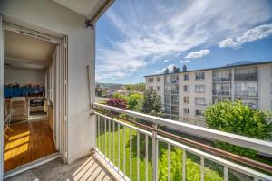 a balcony with a view of a building at Jolie chambre avec vue dans appartement en colocation in Grenoble