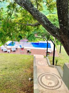 una piscina con mesa, sillas y un árbol en Casa Quincho ROMA en Salta