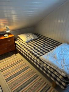Habitación pequeña con 2 camas y mesita de noche en 19th-century cottage on the Swedish West Coast, en Fjällbacka