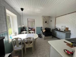 cocina con mesa y sillas en una habitación en 19th-century cottage on the Swedish West Coast, en Fjällbacka