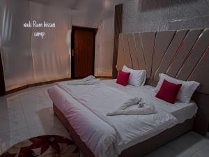 Ένα ή περισσότερα κρεβάτια σε δωμάτιο στο wadi Rum bissan camp