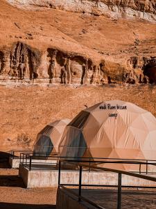 une tente dans le désert avec une falaise en arrière-plan dans l'établissement wadi Rum bissan camp, à Disah