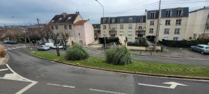 una strada con auto parcheggiate sul lato della strada di Studio fonctionnel proche RER B a Palaiseau