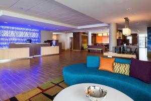 um lobby de um hotel com um sofá azul em Fairfield Inn & Suites by Marriott Corpus Christi Aransas Pass em Aransas Pass