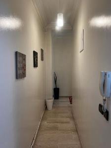 een hal met een toilet en een telefoon aan een muur bij studio meublé in Casablanca