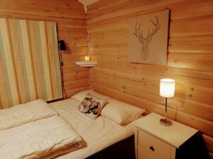 ein kleines Zimmer mit einem Bett in einem Blockhaus in der Unterkunft 100m lift, 2 min swim - Large family cabin in Vradal