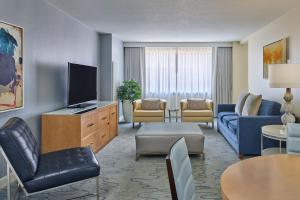 Uma TV ou centro de entretenimento em Walt Disney World Dolphin