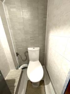 een badkamer met een wit toilet in een stal bij Studio cosy indépendant avec Jardin à Osny proche Cergy Pontoise in Osny