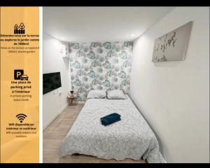 Un dormitorio con una cama con una almohada azul. en STNAHOME 60110 Nid Douillet et Annexe Confortable à Amblainville en Amblainville