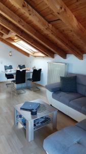 - un salon avec un canapé et une table dans l'établissement Ferienwohnung Alpenvogel, à Sonthofen