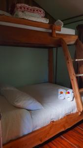 a bunk bed with towels on the bottom bunk at Granja los Campesinos in Monteverde Costa Rica