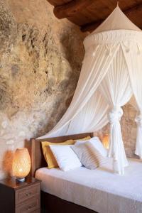 Gulta vai gultas numurā naktsmītnē Luxurious stone cave with pool and sea view