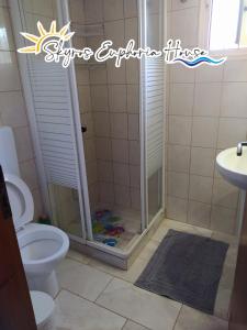 W łazience znajduje się prysznic, toaleta i umywalka. w obiekcie Skyros Euphoria House w mieście Skiros