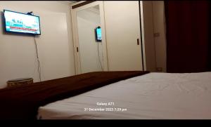 - une chambre avec un lit et une télévision à écran plat dans l'établissement تراس سموحه - بيتك يطل علي نادي سموحه, à Alexandrie