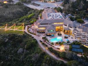 - une vue aérienne sur un bâtiment avec piscine dans l'établissement Luxury Villa - Flora View - Ground Level -Seascape, à Aptos