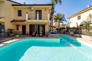 een villa met een zwembad voor een huis bij Villa Fabiana Taormina in Taormina