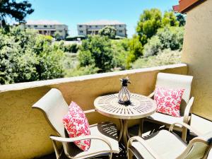 d'une table, de chaises et d'oreillers sur le balcon. dans l'établissement Luxury Villa - Flora View - Ground Level -Seascape, à Aptos