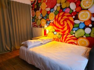 a room with two beds and a balloon wall at Candyland-20min Disney-Famille in Meaux