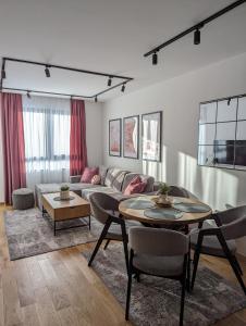 sala de estar con sofá y mesa en Apartman 8 en Zlatibor