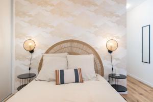 ein Schlafzimmer mit einem Bett mit einer getarnten Tapete in der Unterkunft Les Cocons Montchat in Lyon