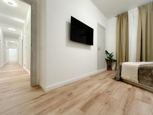 A television and/or entertainment centre at Colosseum Luxury Guest House