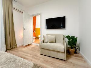 A television and/or entertainment centre at Colosseum Luxury Guest House