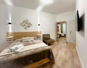 A bed or beds in a room at Colosseum Luxury Guest House