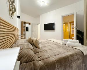 A bed or beds in a room at Colosseum Luxury Guest House