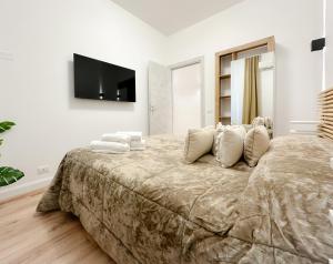 A bed or beds in a room at Colosseum Luxury Guest House
