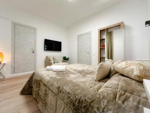 A bed or beds in a room at Colosseum Luxury Guest House