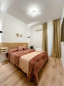 A bed or beds in a room at Colosseum Luxury Guest House