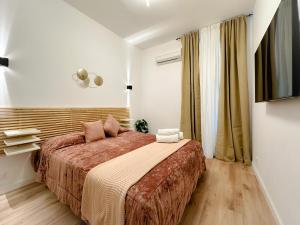 A bed or beds in a room at Colosseum Luxury Guest House