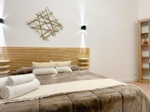 A bed or beds in a room at Colosseum Luxury Guest House