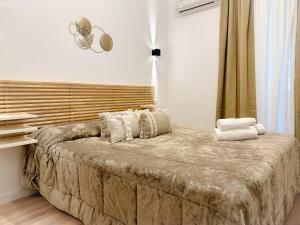 A bed or beds in a room at Colosseum Luxury Guest House