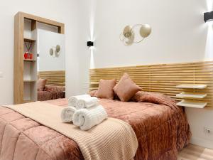 A bed or beds in a room at Colosseum Luxury Guest House