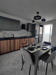 Kuchyň nebo kuchyňský kout v ubytování Sea Breeze Duplex Deluxe Penthouse
