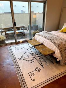 Giường trong phòng chung tại Beautiful Pearl Street Condo--30 day minimum stay