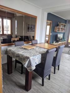 - une salle à manger avec une table et des chaises dans l'établissement Apartamento en la playa, à Górliz-Elexalde
