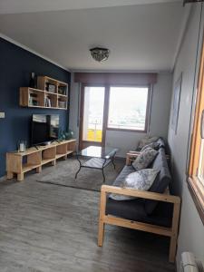 sala de estar con sofá y mesa en Apartamento en la playa, en Górliz-Elexalde