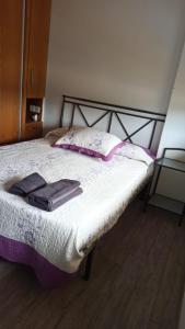 - une chambre avec un lit et 2 serviettes dans l'établissement Apartamento en la playa, à Górliz-Elexalde