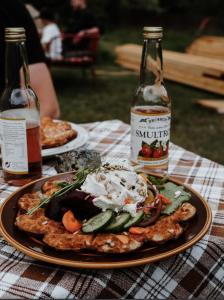 un plato de comida en una mesa con dos botellas de alcohol en Borkhult Lapphem, en Åtvidaberg