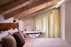 een slaapkamer met een bed, een bad en een wastafel bij Lena Apartments Potos in Potos