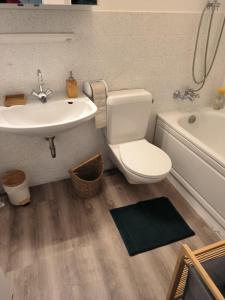 een badkamer met een toilet, een wastafel en een bad bij Wohnung mit Balkon und Aufzug in Hagen